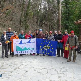 Η ομάδα λίγο πριν μπει στο σπήλαιο